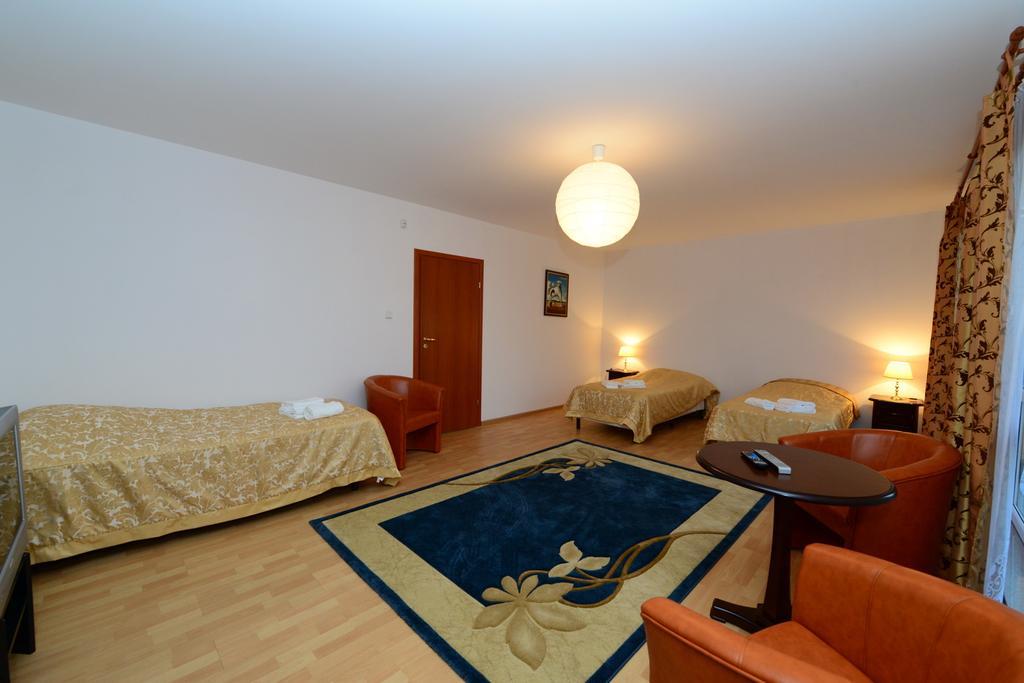 B&B Airport Modlin Nowy Dwór Mazowiecki Szoba fotó
