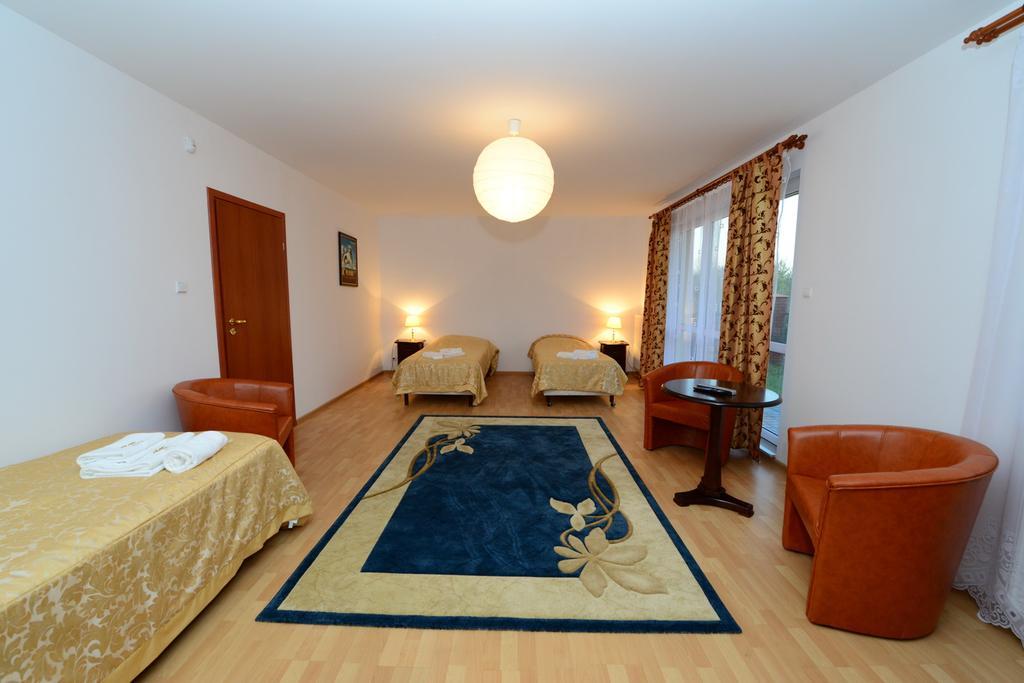 B&B Airport Modlin Nowy Dwór Mazowiecki Szoba fotó